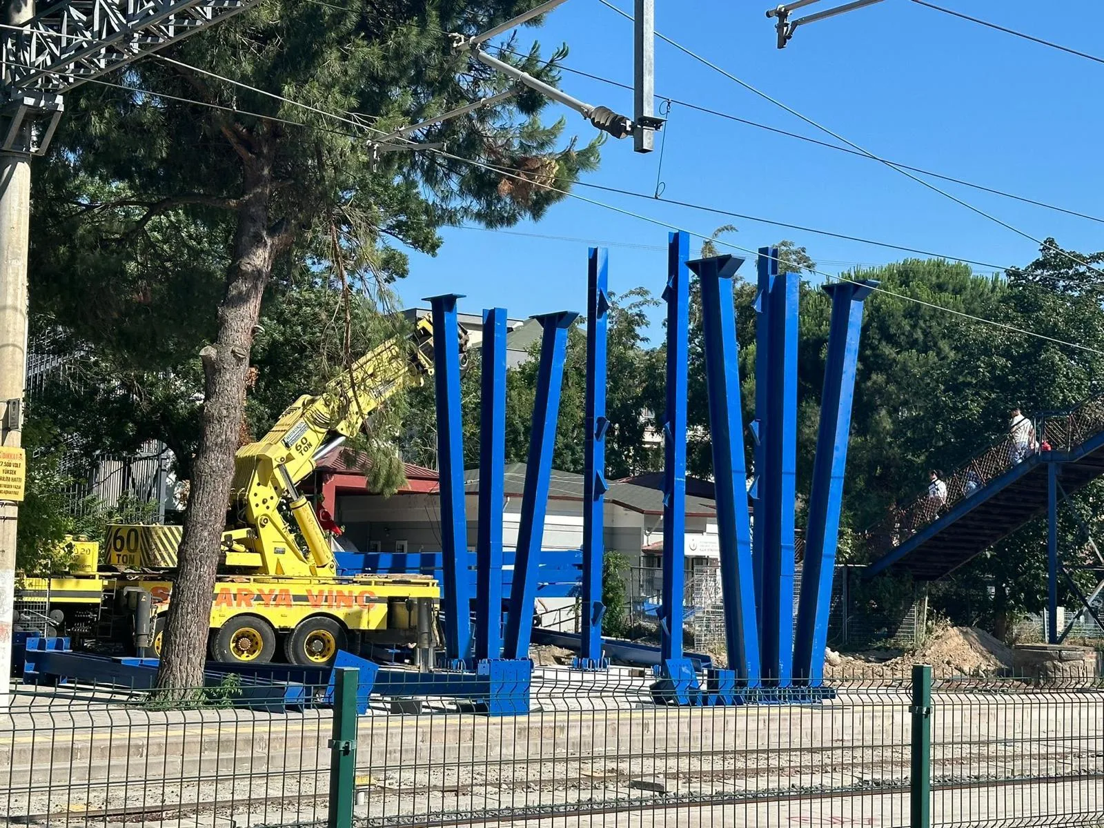 Çelik yaya üst geçidi kolonlarının vinçle montajı